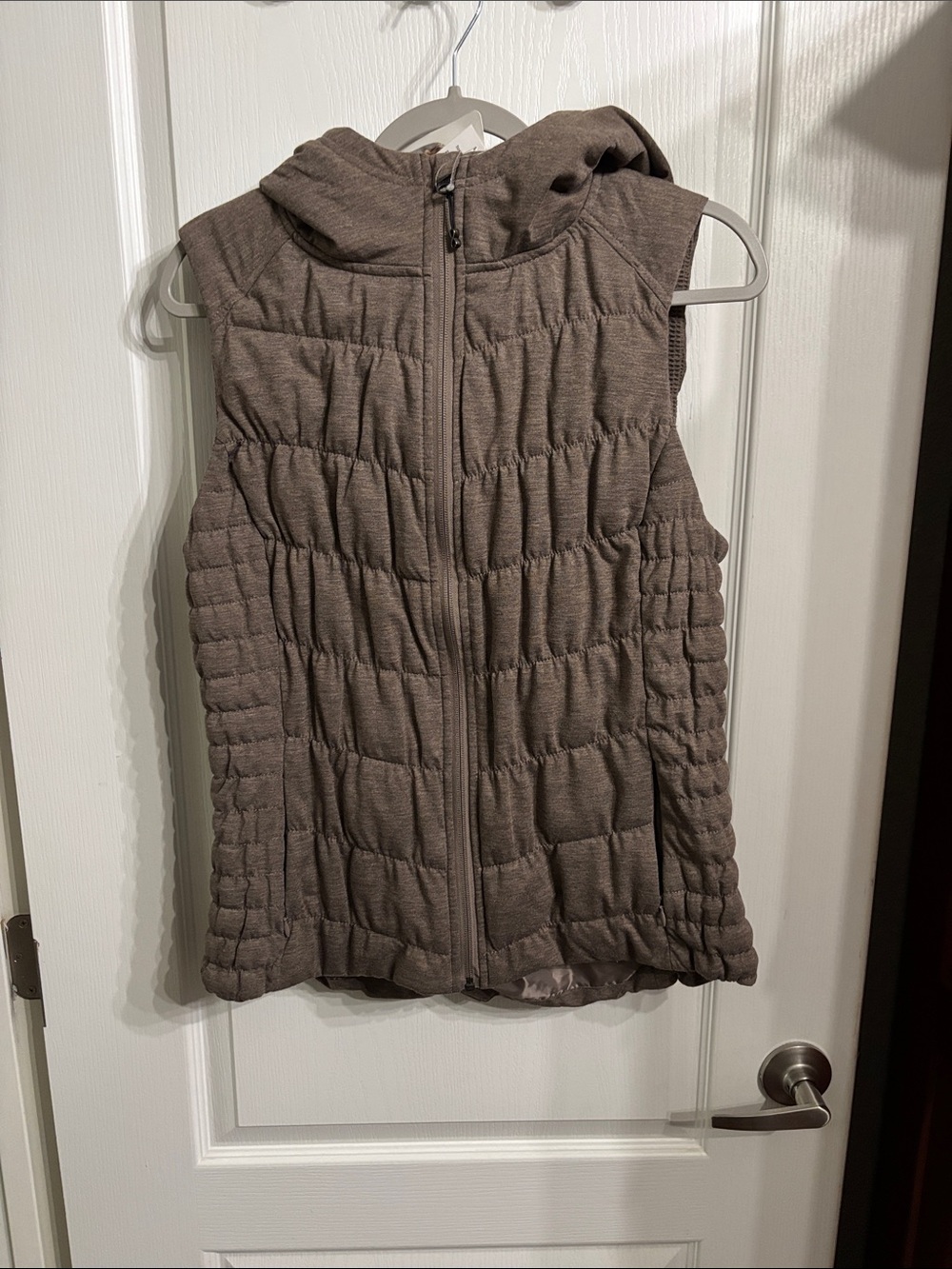 blanc noir Quilted Sleeveless Hooded Vest in Taupe Brown